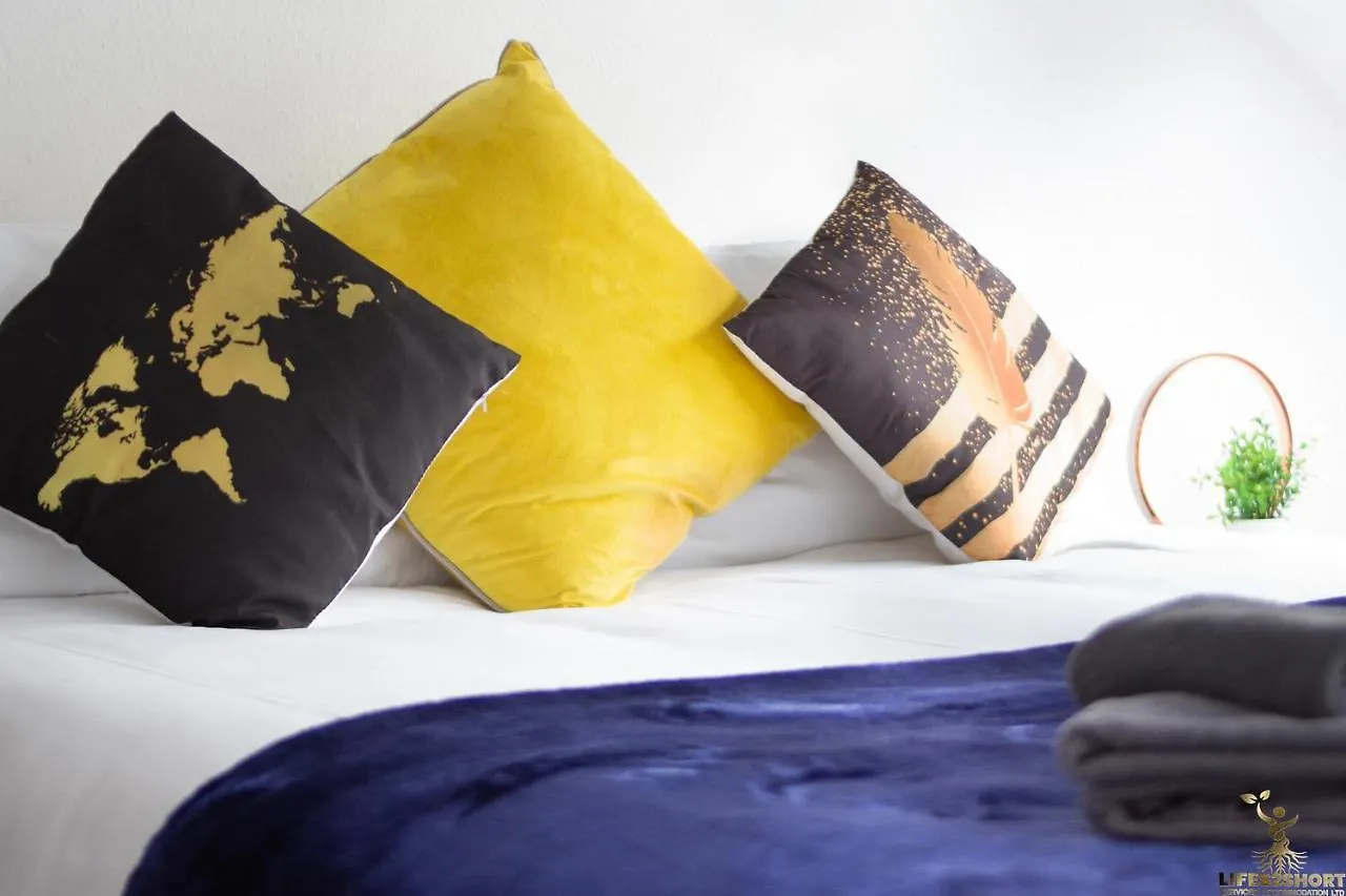 Modern Quirky Exeter City Cottage 2 Min Walk - Shops 0*,  United Kingdom